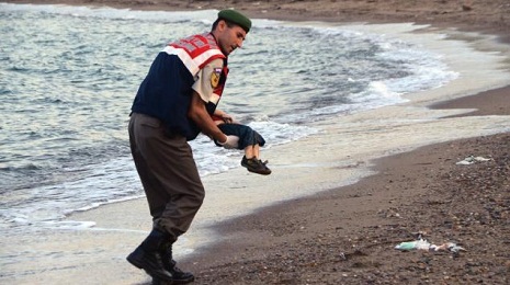 Drowned Syrian refugee boy washes up on Turkish resort beach